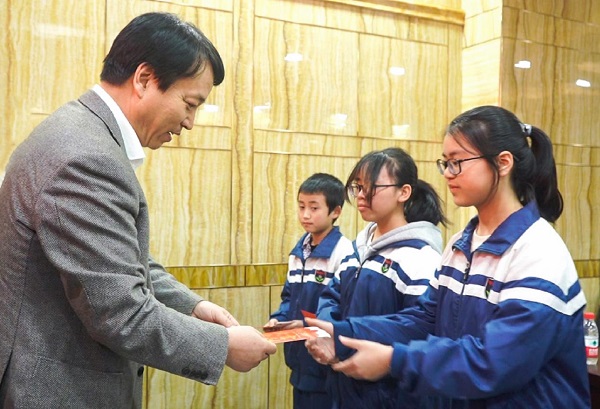 中國華融黨委副書記、監(jiān)事長(zhǎng)胡建忠一行赴四川宣漢縣調(diào)研督導(dǎo)扶貧工作