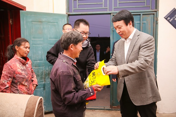 中國華融黨委副書記、監(jiān)事長(zhǎng)胡建忠一行赴四川宣漢縣調(diào)研督導(dǎo)扶貧工作